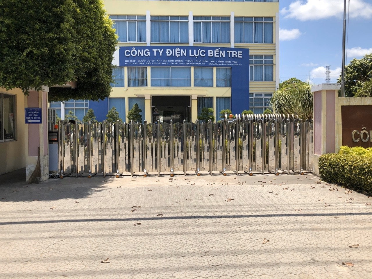 Cửa Cổng Xếp inox - Nhôm nhập khẩu ở Tại Nam Tân Uyên. Thành Phố Mới Bình Dương Giá Rẻ Đẹp