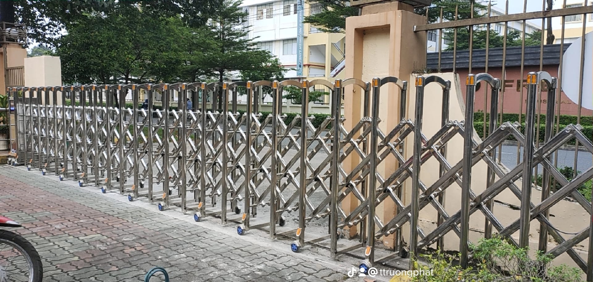 Cổng Xếp Miền Tây - Cà Mau - Bạc Liêu Cửa Cổng Xếp inox - Nhôm Tụ Động Khu Công Nghiệp Long An-Thành Phố Cà Mau-Bạc Liêu